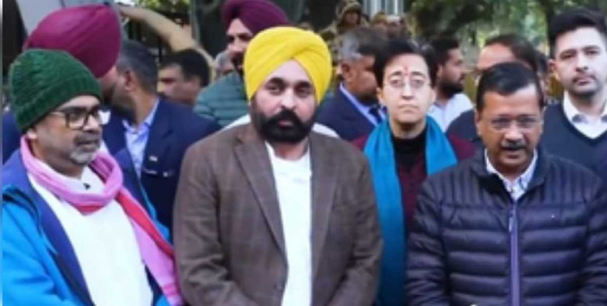 चुनाव आयोग से बाहर निकलने के बाद केजरीवाल ने कहा, अवध ओझा कर पाएंगे नॉमिनेशन